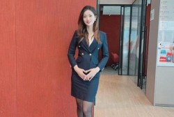 丝袜银行女职工换衣服,换衣间的时尚与职业魅力