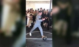 明星为拍戏压腿,压腿苦练，只为塑造完美角色