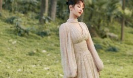 杨紫剧照穿白色丝袜,杨紫演绎冬季风情