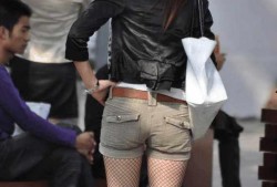 美女渔网丝袜,美女演绎性感与野性交织的时尚风采