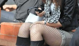 美女渔网丝袜,美女演绎性感与野性交织的时尚风采