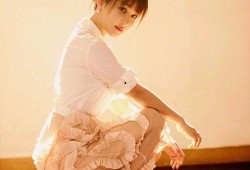 杨紫剧照穿白色丝袜,杨紫演绎冬季风情