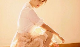 杨紫剧照穿白色丝袜,杨紫演绎冬季风情