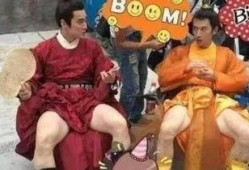 明星为拍戏压腿,压腿苦练，只为塑造完美角色