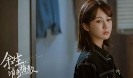 杨紫剧照穿白色丝袜,杨紫演绎冬季风情